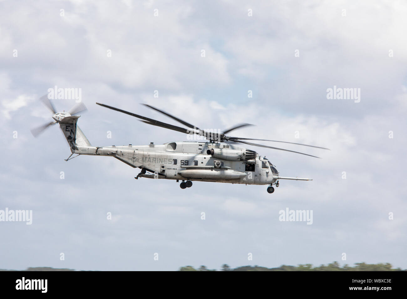 BEAUFORT, SOUTH CAROLINA - April 20, 2017: A CH-53E Super Stallion Hubschrauber fliegt und Banken über die Marine Corp Air Station in Beaufort, South Caroli Stockfoto