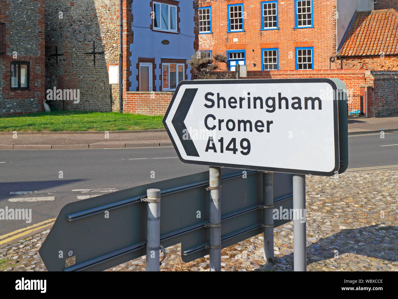 Ein Straßenschild Verkehr Richtung A149 Straße die Küste von der B 1105 am Hafen von Wells-next-the-Sea, Norfolk, England, Vereinigtes Königreich, Europa. Stockfoto