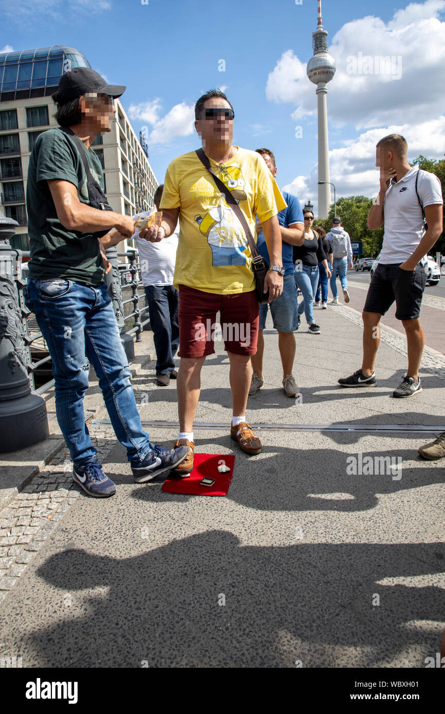 HŸtchenspieler, illegales Glücksspiel, Brücke über die Spree, am Dom Berlin, Stockfoto