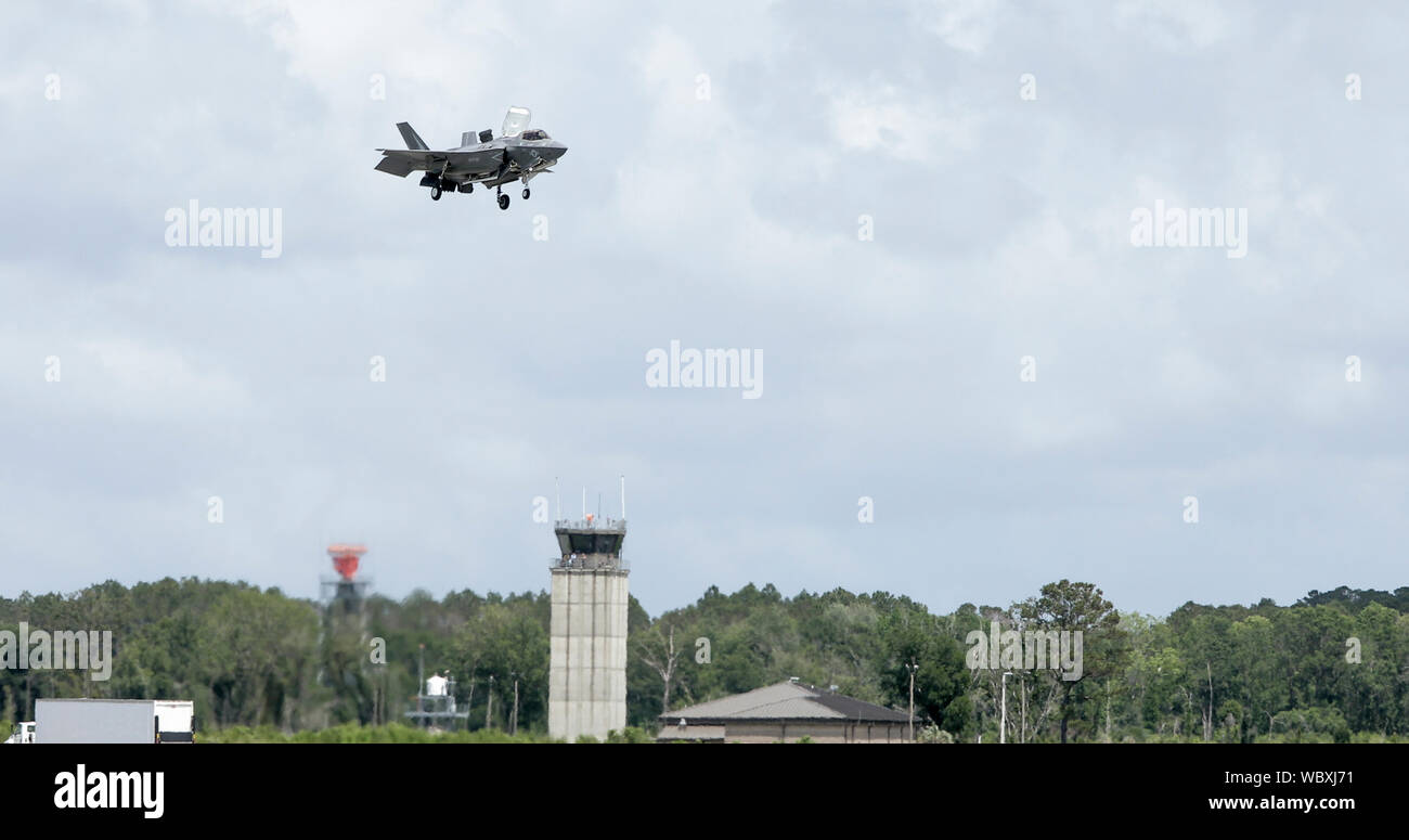 BEAUFORT, SOUTH CAROLINA - 30. APRIL 2017: Eine F-35 Lightning schwebt über dem Marine Corp Air Station in Beaufort, South Carolina Stockfoto
