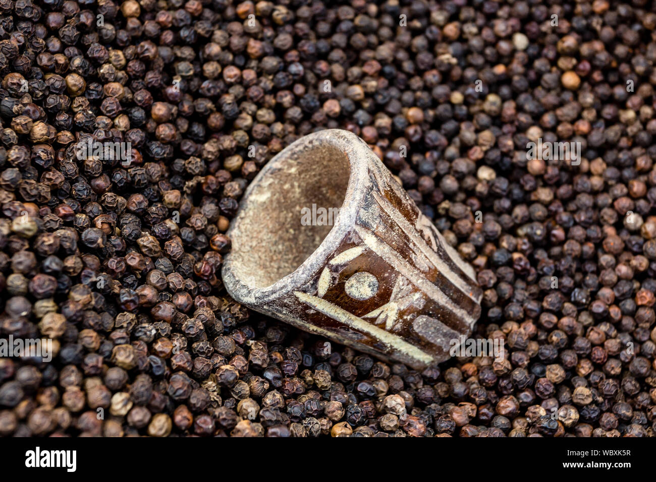 Schwarzer Pfeffer Körner in den asiatischen Markt. Schwarze pfefferkörner Nahaufnahme, Ansicht von oben Stockfoto