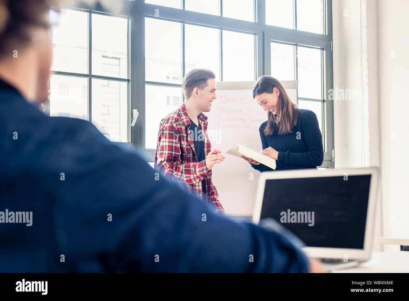 Studenten Brainstorming während einer interaktiven Klasse Stockfoto