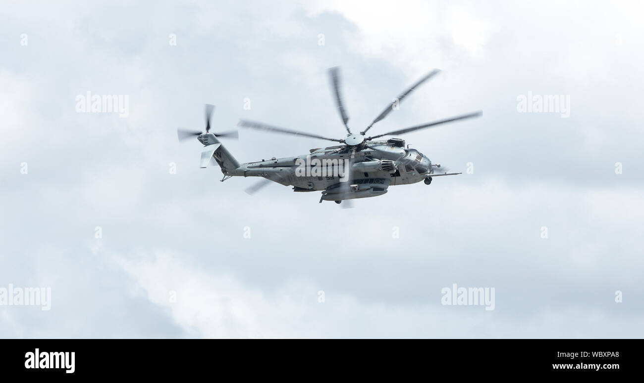 BEAUFORT, SOUTH CAROLINA - April 20, 2017: A CH-53E Super Stallion Hubschrauber fliegt und Banken über die Marine Corp Air Station in Beaufort, South Caroli Stockfoto