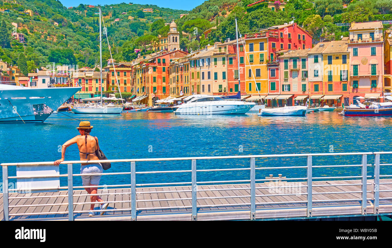 Portofino, Italien - 1. Juli 2019: Hafen von Portofino Stadt und eine Frau auf dem Kai, Ligurien Stockfoto