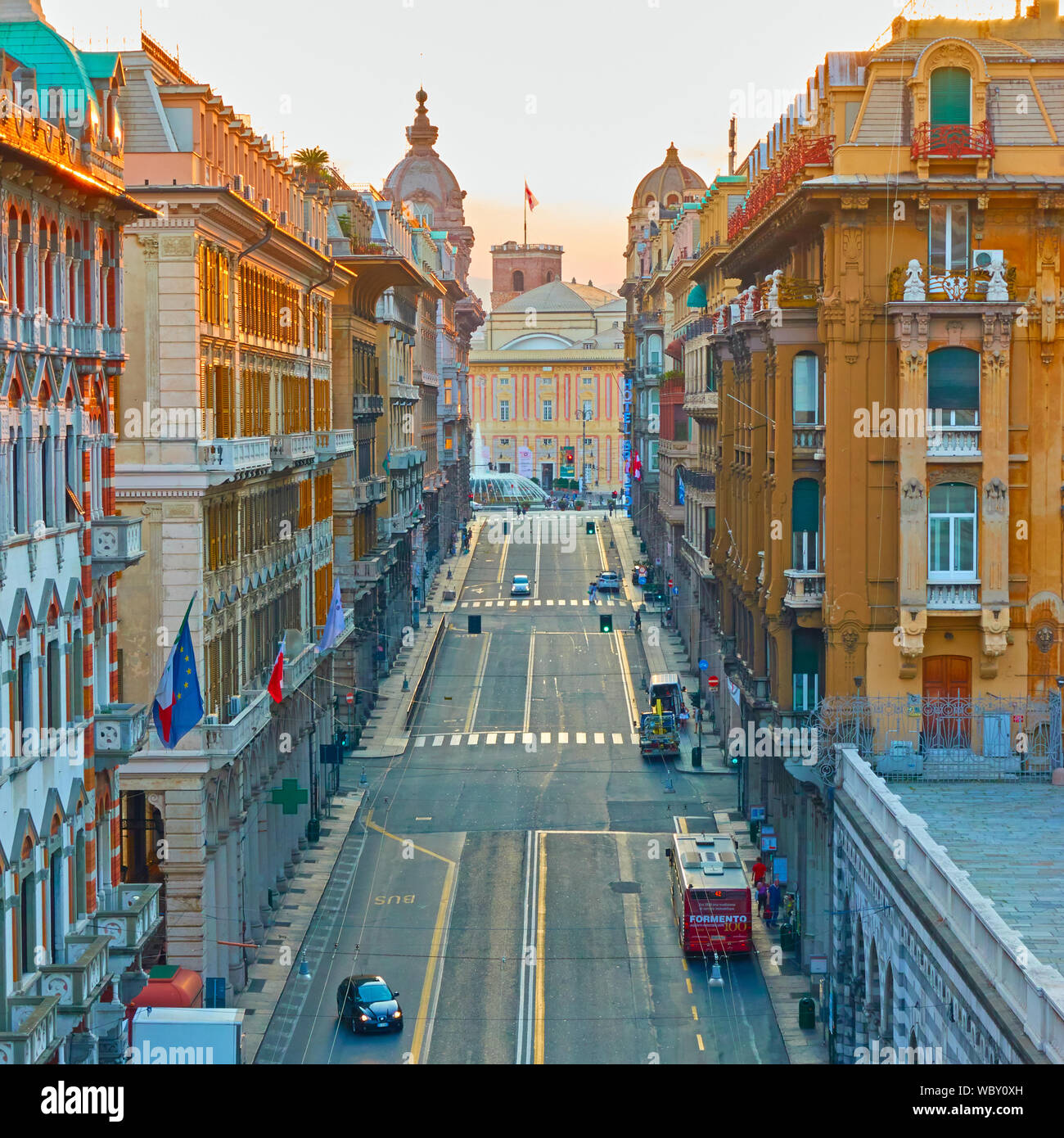 Genua, Italien - Juli 4, 2019: Via XX Settembre - 20. September Street und De Ferrari am Ende in Genua am Abend Stockfoto