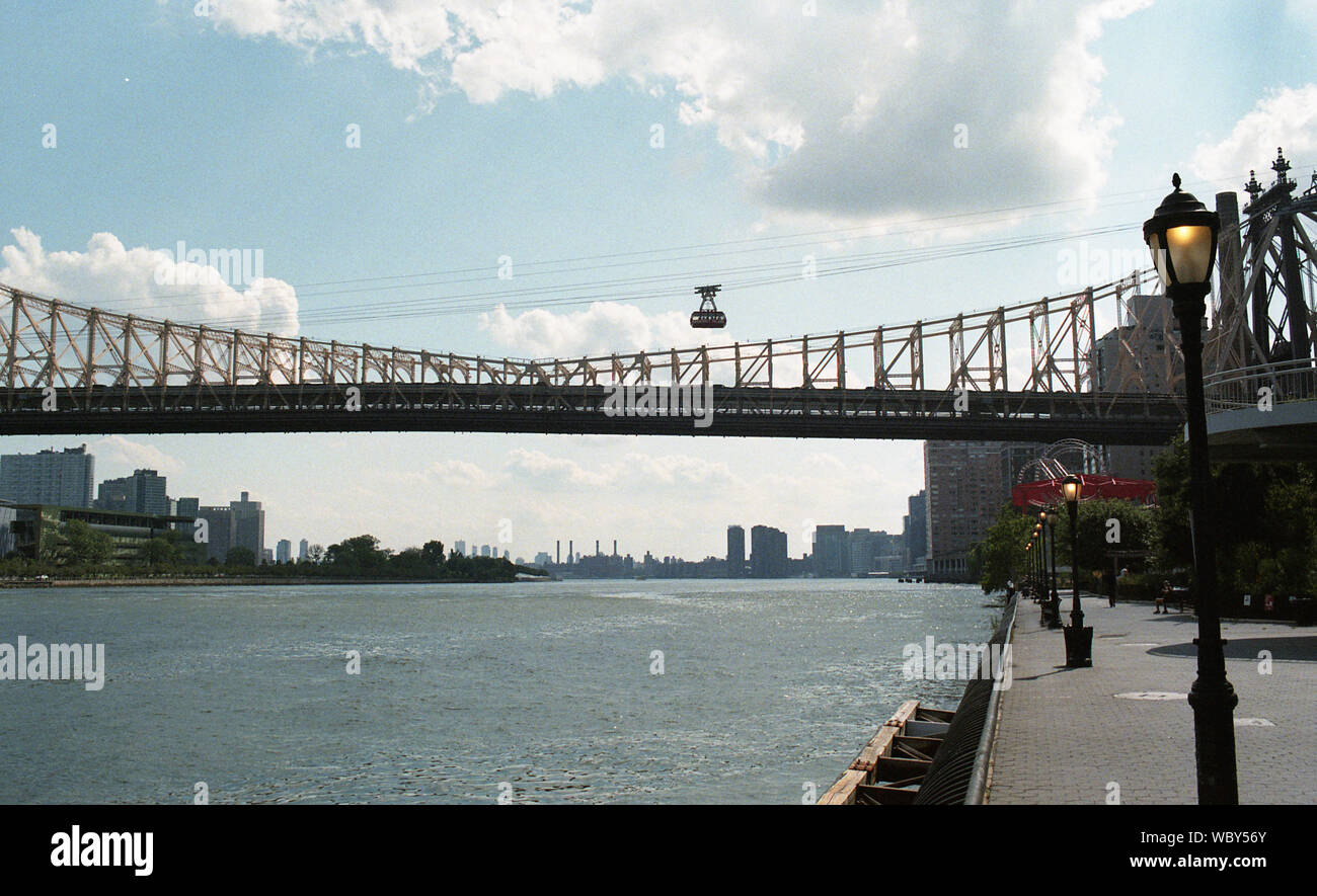 East River, Queensborough Bridge, und Roosevelt Island Trolley Stockfoto