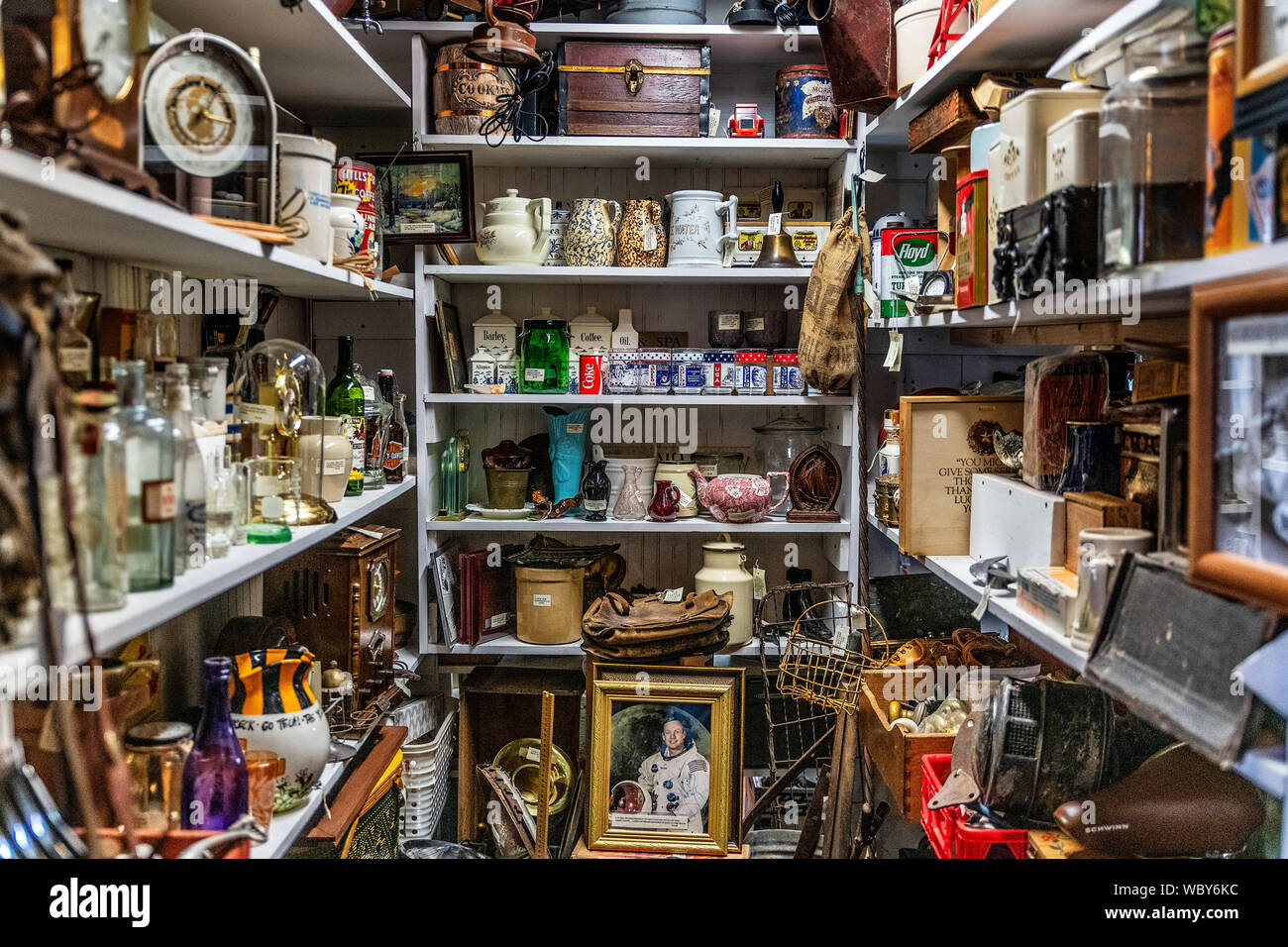 Antique store mit Collectibles überfüllt. Stockfoto