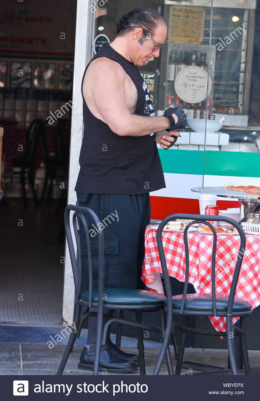 Beverly Hills Ca Schauspieler Und Schauspieler Andrew Dice Clay Chats Mit Seinem Freund Wahrend Der Mittagspause