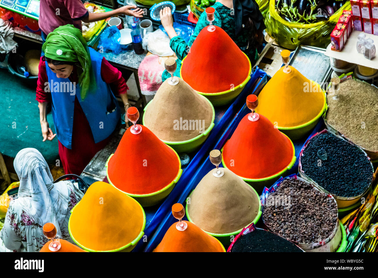 Bunte Gewürzkegel in der Hauptmarkthalle in Duschanbe, der Hauptstadt Tadschikistans Stockfoto