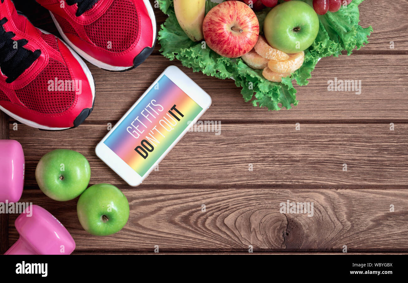 Fitness gesunder Lebensstil mockup smartphone Konzept. Sie passt nicht beenden Zitat auf Handy mit Sport Schuhe, Hanteln und Früchte. Mock up mobilep Stockfoto