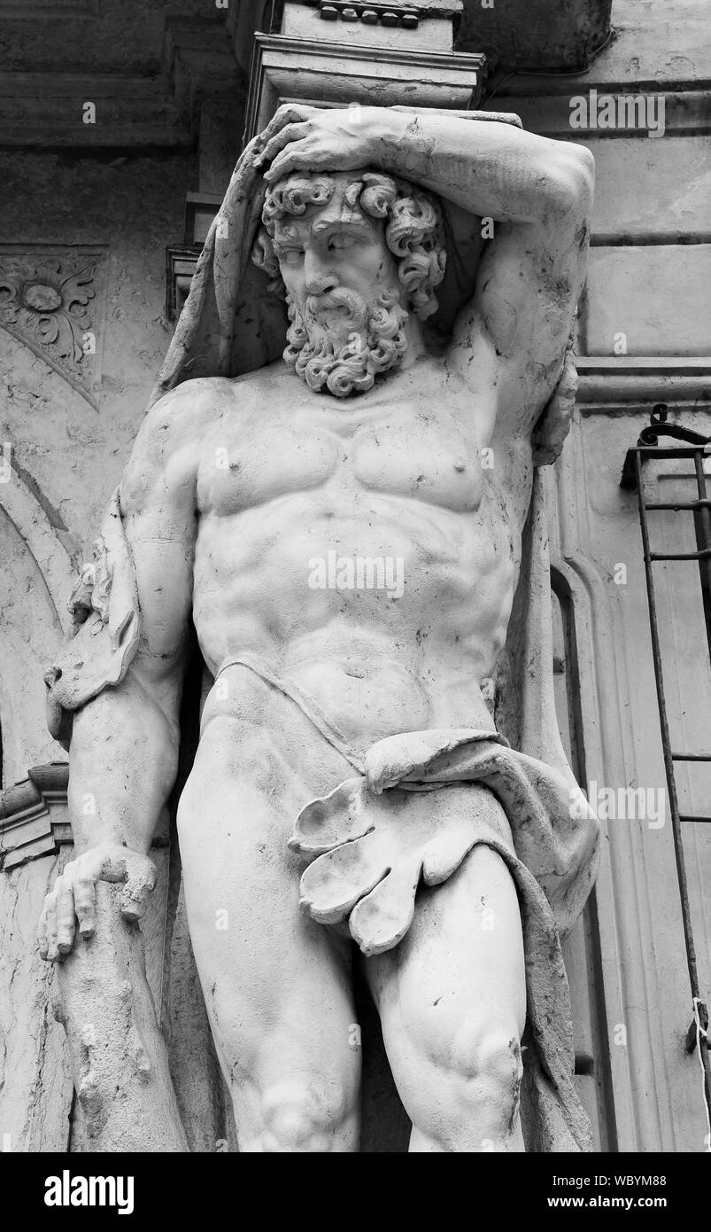 Statue des Herkules am Eingang des 18. Jahrhunderts Palazzo Vescovile (Bishops Palace) im historischen Zentrum von Mantua, Italien Stockfoto