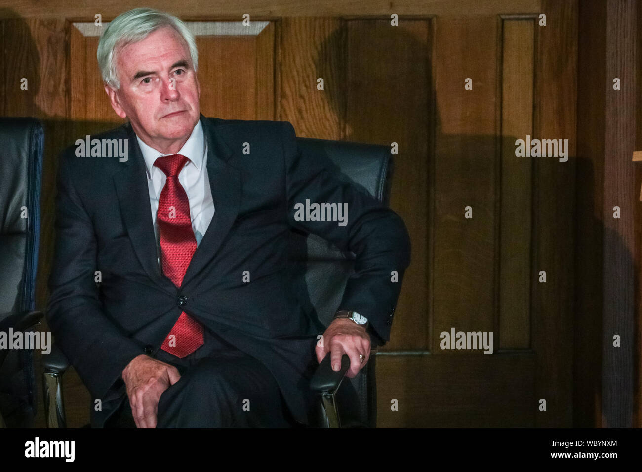 London, Großbritannien. 27 Aug, 2019. John McDonnell, Arbeit. Parteiübergreifenden Parlamentarier und Führer der Oppositionspartei Zusammenbau in der historischen Lage der Kirche Haus in London ihre "Kirche Haus Erklärung", mit der Absicht, das Parlament von der Regierung abgeschaltet werden zu stoppen zu unterzeichnen. Teilnehmer gehören Bibliothek Dem Führer Jo Swinson, Arbeit Shadow Cabinet Mitglieder John McDonnell und Sir Kier Starmer, Caroline Lucas, mit dem die Gruenen, SNP Ian Blackford und viele andere. Bis zu rund 160 MPs werden gedacht, um die Erklärung insgesamt unterschrieben haben. Credit: Imageplotter/Alamy leben Nachrichten Stockfoto