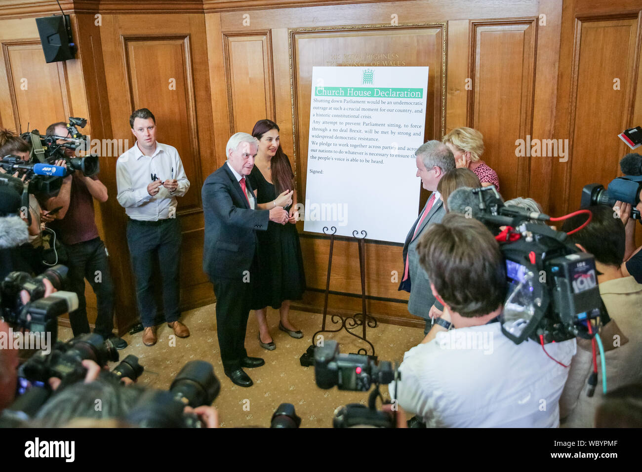 London, Großbritannien. 27 Aug, 2019. John McDonnell unterzeichnet die Erklärung. Parteiübergreifenden Parlamentarier und Führer der Oppositionspartei Zusammenbau in der historischen Lage der Kirche Haus in London ihre "Kirche Haus Erklärung", mit der Absicht, das Parlament von der Regierung abgeschaltet werden zu stoppen zu unterzeichnen. Teilnehmer gehören Bibliothek Dem Führer Jo Swinson, Arbeit Shadow Cabinet Mitglieder John McDonnell und Sir Kier Starmer, Caroline Lucas, mit dem die Gruenen, SNP Ian Blackford und viele andere. Bis zu rund 160 MPs werden gedacht, um die Erklärung insgesamt unterschrieben haben. Credit: Imageplotter/Alamy leben Nachrichten Stockfoto