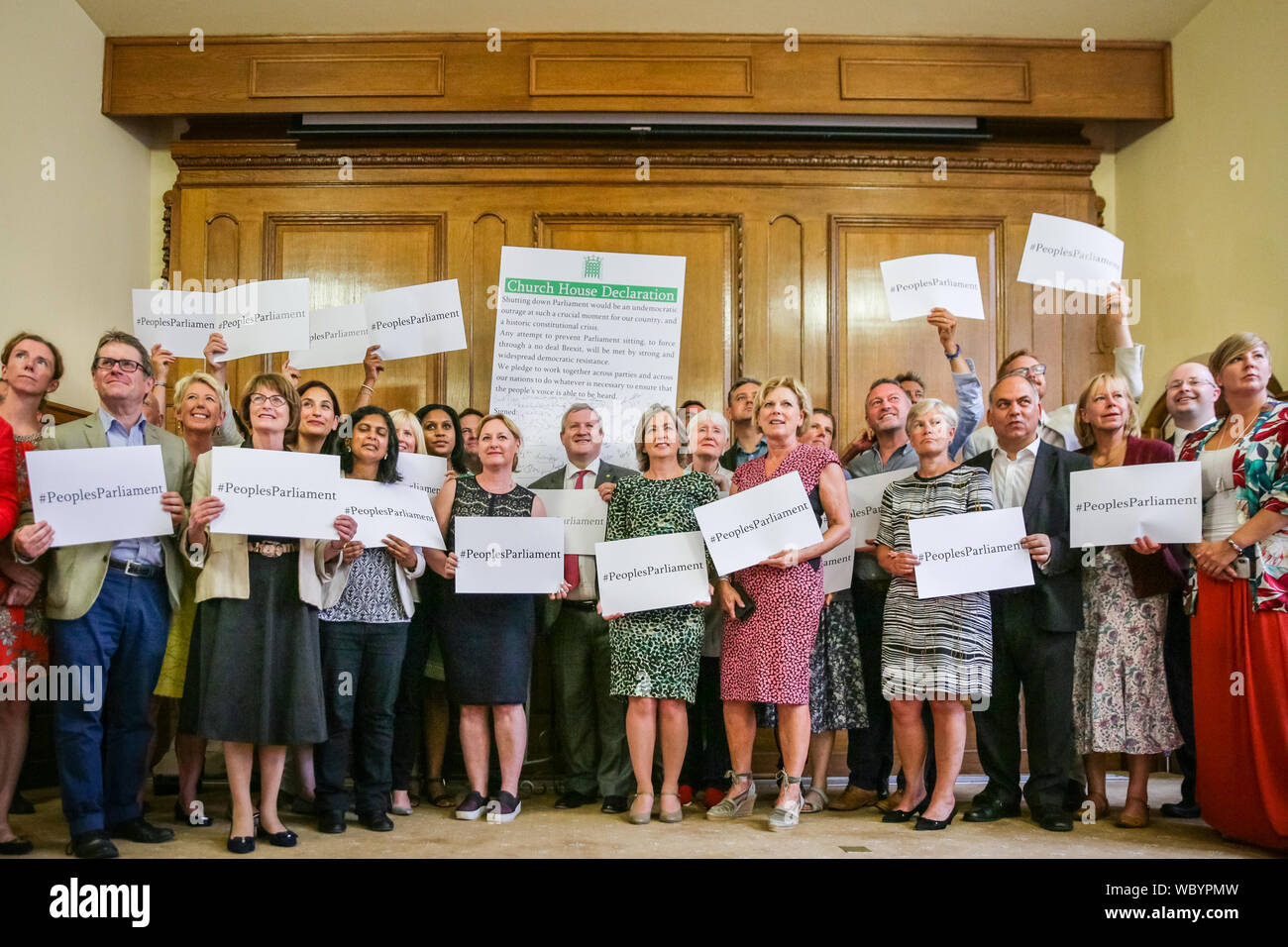 London, Großbritannien. 27 Aug, 2019. MPs pose mit der Erklärung. Parteiübergreifenden Parlamentarier und Führer der Oppositionspartei Zusammenbau in der historischen Lage der Kirche Haus in London ihre "Kirche Haus Erklärung", mit der Absicht, das Parlament von der Regierung abgeschaltet werden zu stoppen zu unterzeichnen. Teilnehmer gehören Bibliothek Dem Führer Jo Swinson, Arbeit Shadow Cabinet Mitglieder John McDonnell und Sir Kier Starmer, Caroline Lucas, mit dem die Gruenen, SNP Ian Blackford und viele andere. Bis zu rund 160 MPs werden gedacht, um die Erklärung insgesamt unterschrieben haben. Credit: Imageplotter/Alamy leben Nachrichten Stockfoto