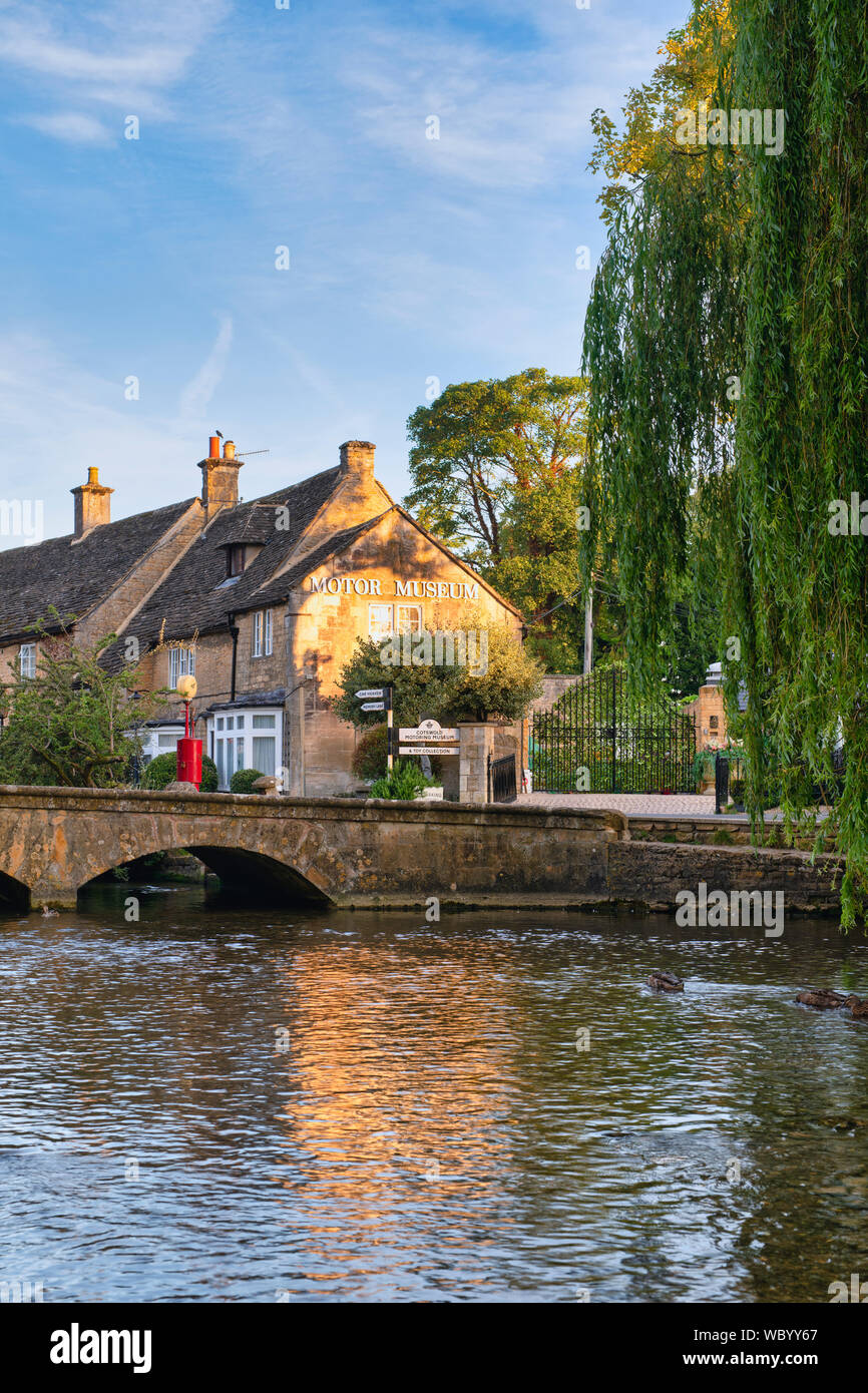 Den Motor Museum bei Sonnenaufgang. Bourton auf dem Wasser, Cotswolds, Gloucestershire, England Stockfoto
