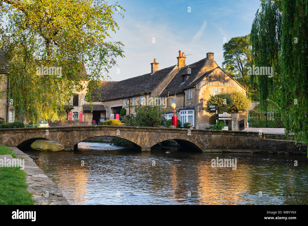 Den Motor Museum bei Sonnenaufgang. Bourton auf dem Wasser, Cotswolds, Gloucestershire, England Stockfoto