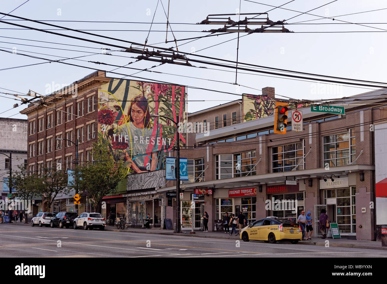 Unternehmen und große Wandgemälde auf der Main Street in der Mount Pleasant Viertel von Vancouver, BC, Kanada Stockfoto