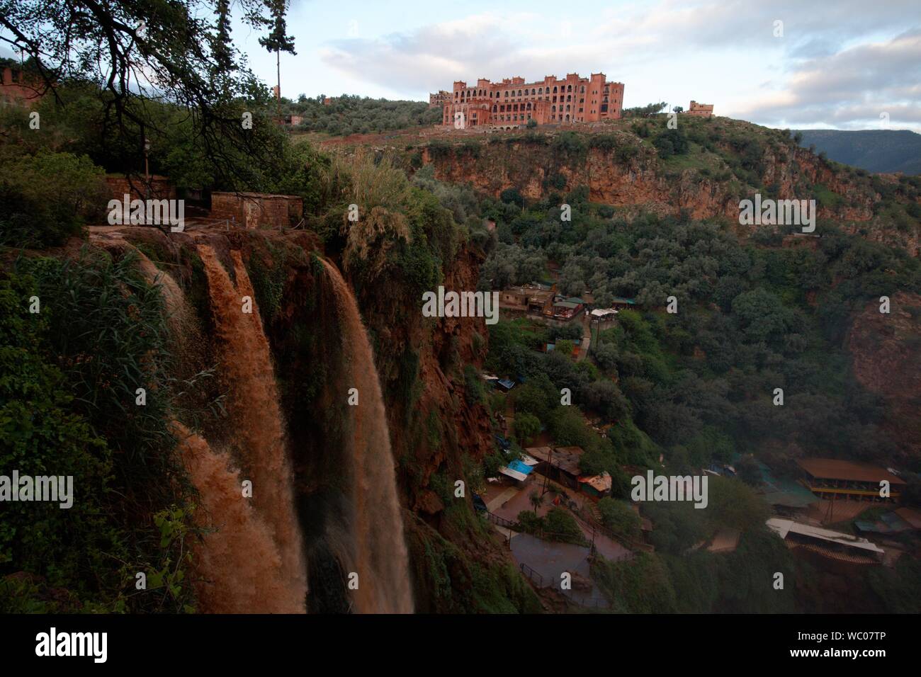 Der höchste Wasserfall in Marokko Sie können in Ouzoud finden. Nach Stunden der Regen das Wasser rot gefärbt ist. Stockfoto