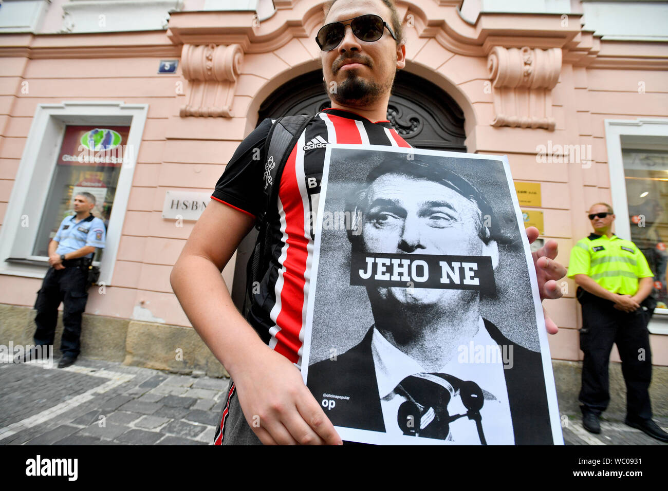 Prag, Tschechische Republik. 27 Aug, 2019. Protest gegen das Fällen von Bäumen im Amazonas Regenwald und die Angriffe auf die indischen Gemeinden in Brasilien, der durch das Gesetz für die Amazon Gruppe gehalten, außerhalb der Botschaft von Brasilien in Prag, Tschechische Republik, 27. August 2019. Quelle: Vit Simanek/CTK Photo/Alamy leben Nachrichten Stockfoto