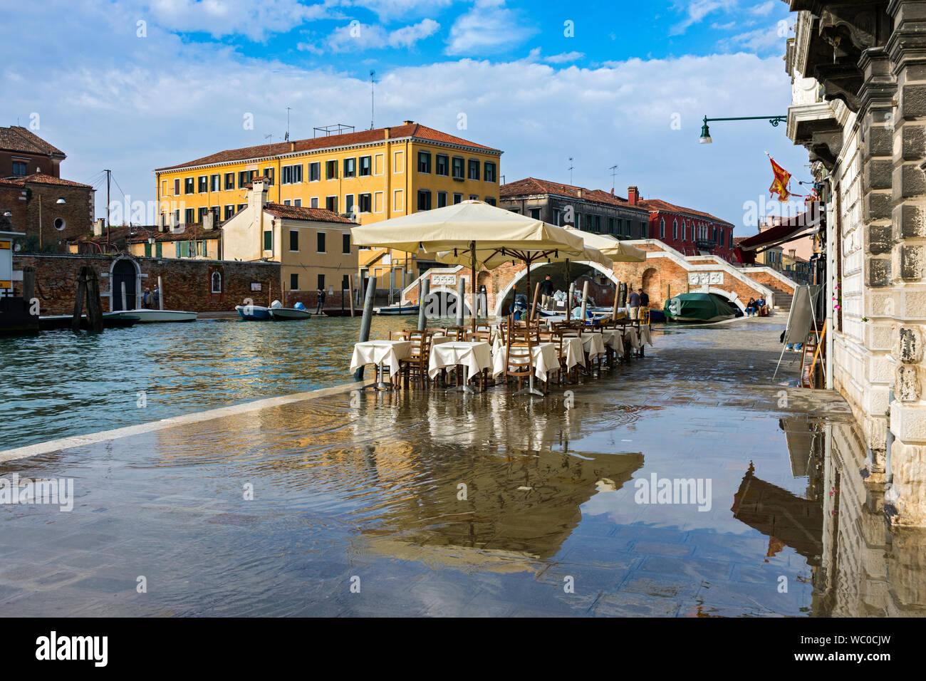 Der fondamenta Cannaregio in der Nähe der Ponte dei Tre Archi, durch den Canale di Cannaregio, überfluteten während der acqua alta (hohe Wasser), Venedig, Italien Stockfoto