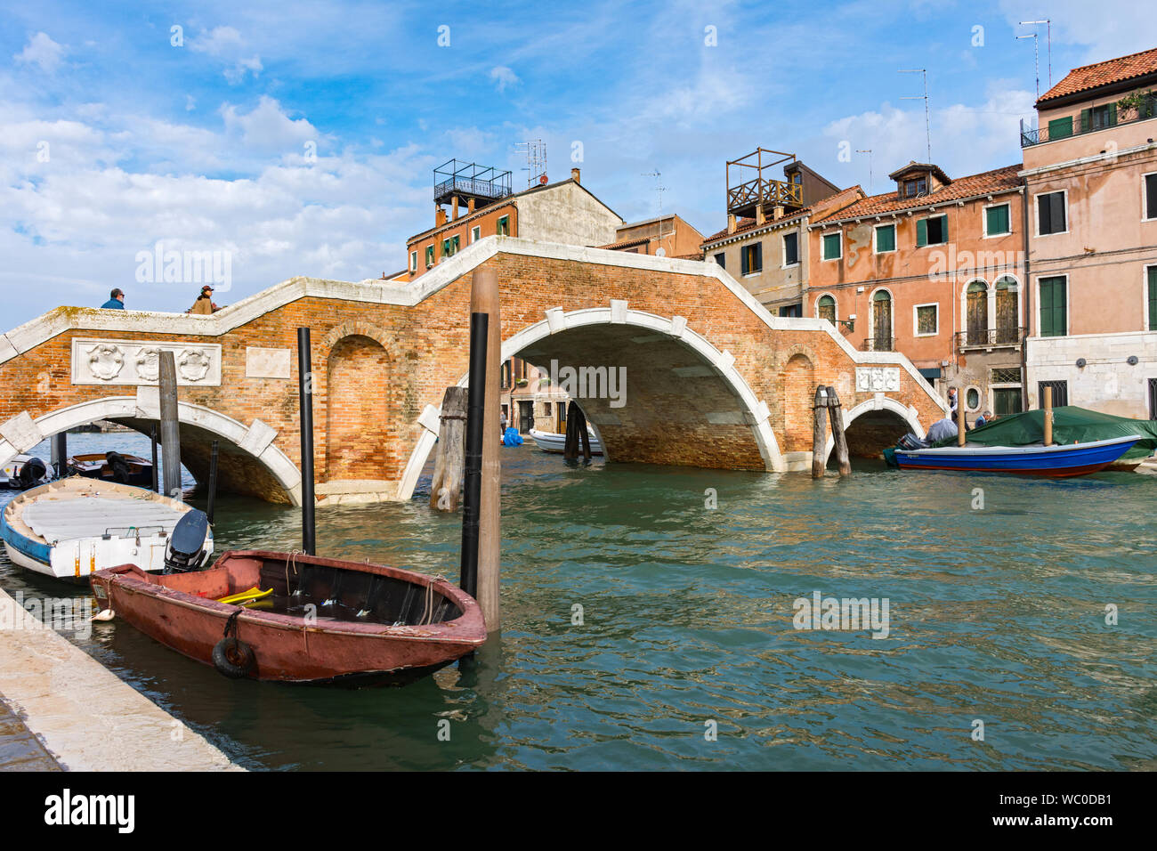 Den Canale di Cannaregio, die Ponte dei Tre Archi (Brücke der drei Bögen), von der Fondamenta San Giobbe, Venedig, Italien Stockfoto
