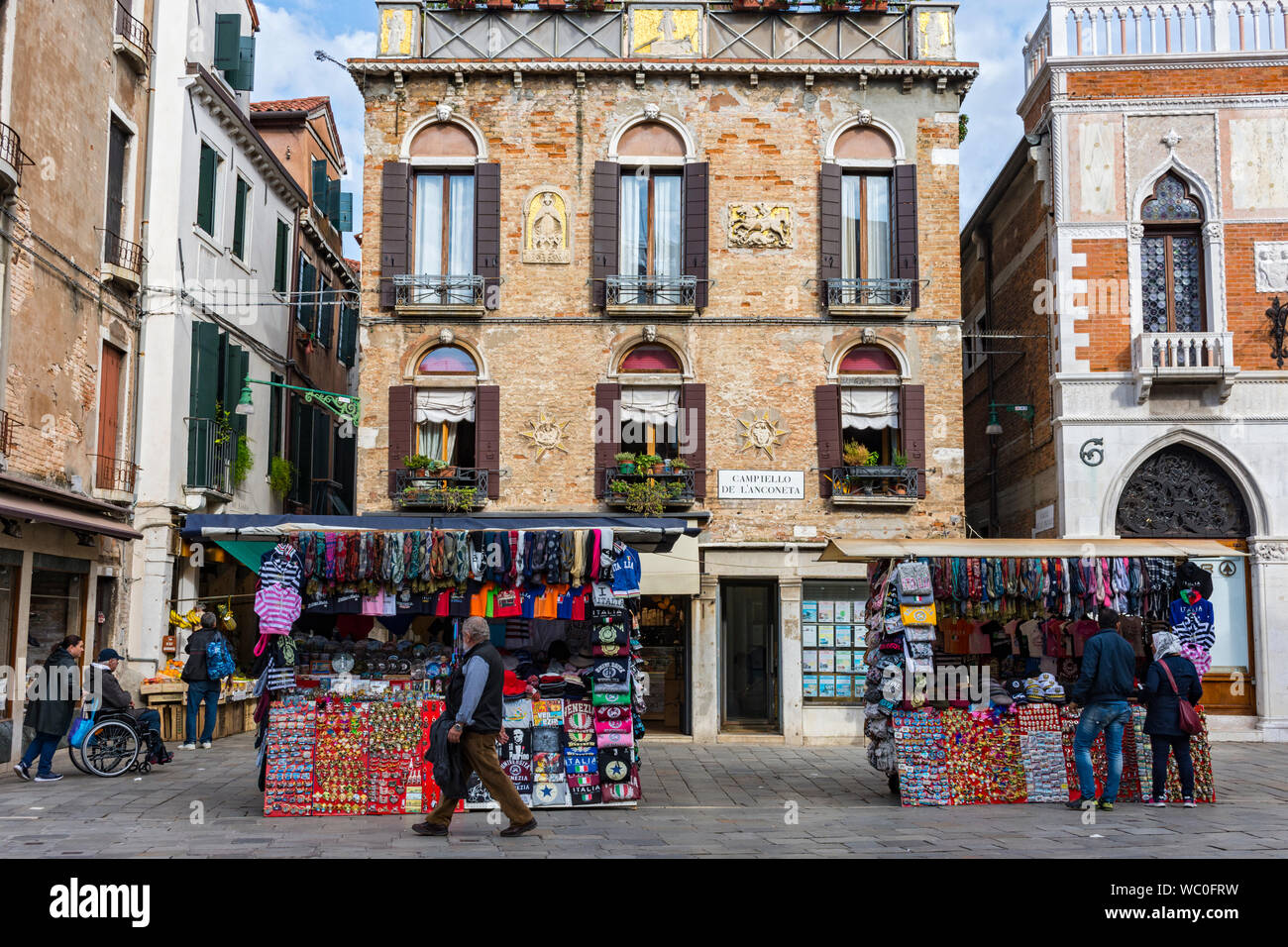 Der Palazzo Campiello dell Anconeta Venezia Gebäude- und Souvenirstände, auf den Campiello de l'Anconeta, Venedig, Italien Stockfoto