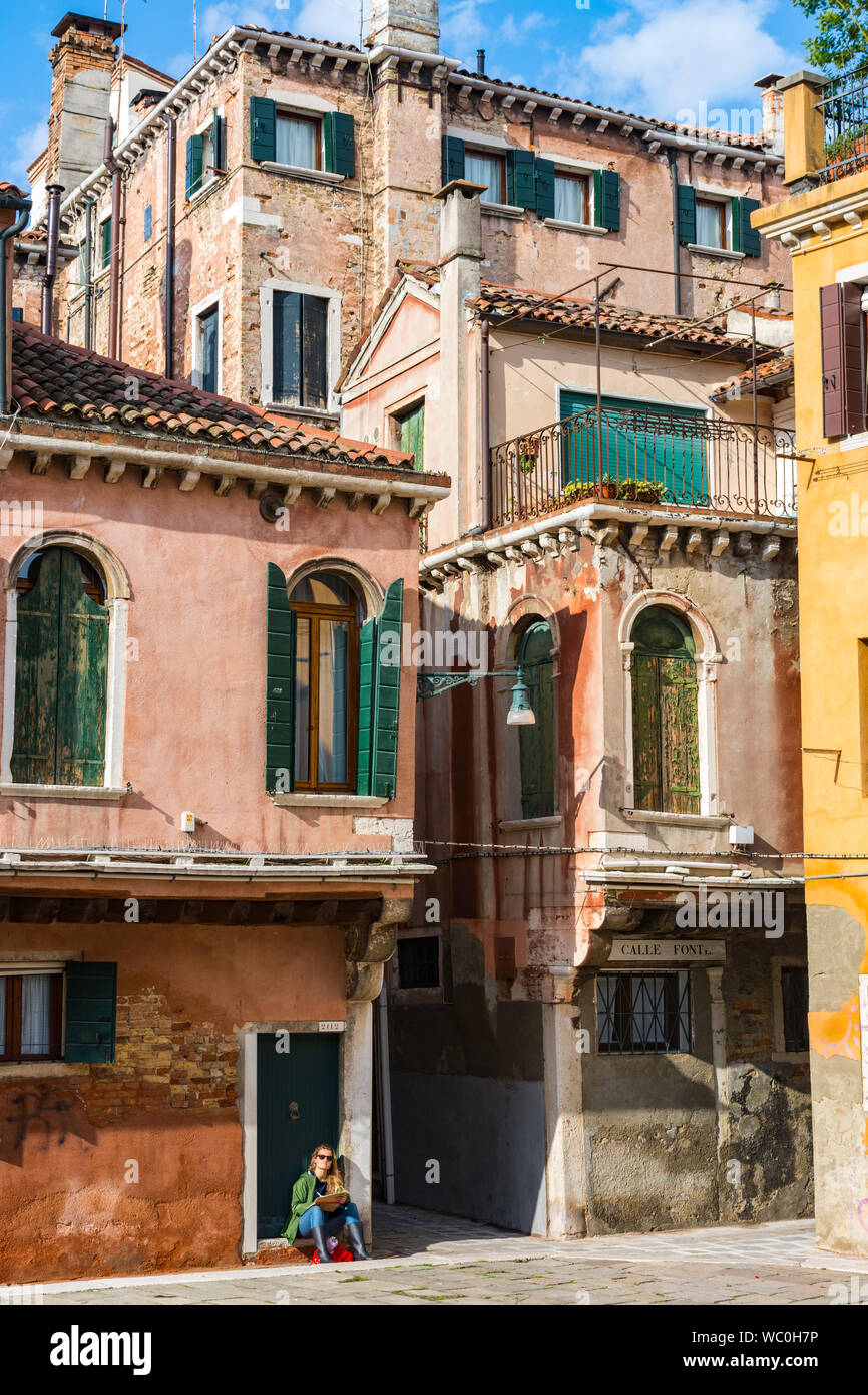 Farbenfrohe Gebäude im Campo de la Maddalena, Quadrat, Venedig, Italien Stockfoto