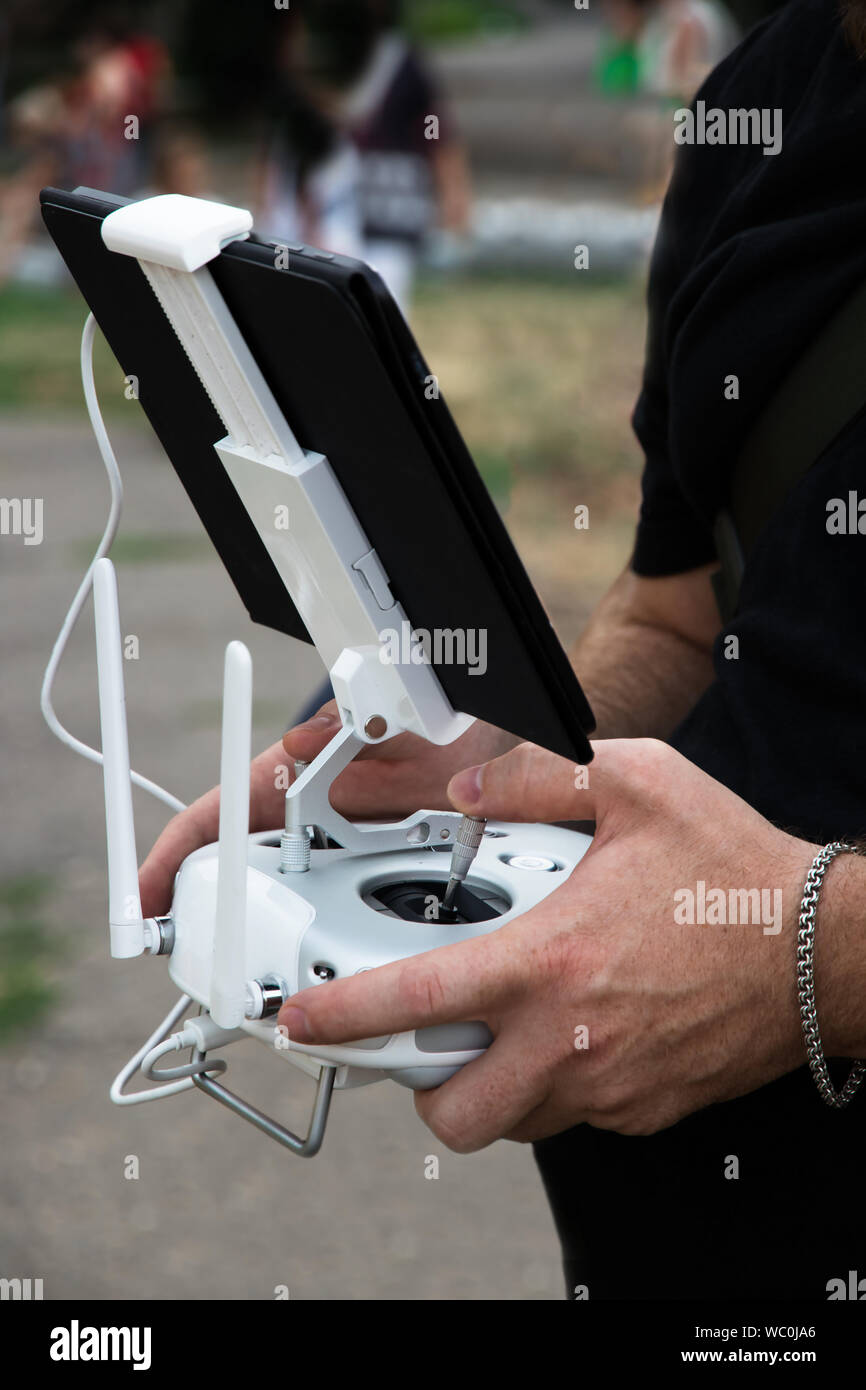 Die MAN-Fahrer hält ein Bedienfeld für die Drohne. Der Mann steuert die Drohne mit einer Tablette. Stockfoto