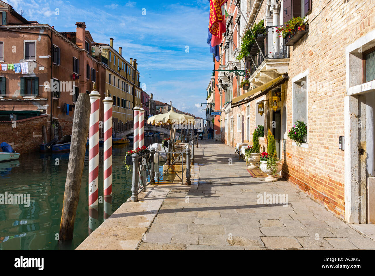 Die Rio della Sensa Canal in der Nähe der Ponte e Calle del Forno Bridge, von der Fondamenta dei Mori, Venedig, Italien Stockfoto