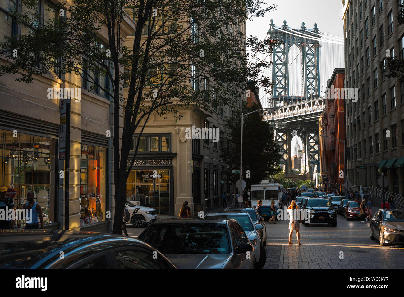 Dumbo New York, Rückansicht einer Frau ein Foto von der Manhattan Bridge in Washington Street in Dumbo, Brooklyn, New York City, USA. Stockfoto