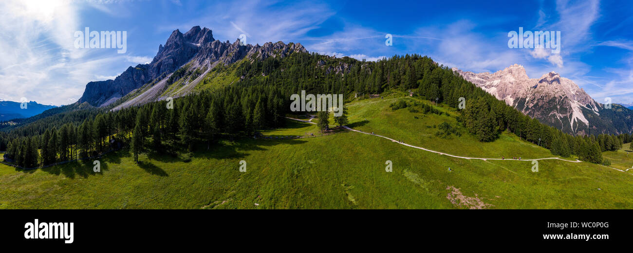 Panoramablick auf die Dolomiten, Croda Rossa di Sesto. Drone Fotografie. Stockfoto