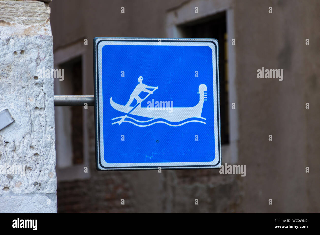 Eine blaue Gondel canal traffic sign, Venedig, Italien Stockfoto