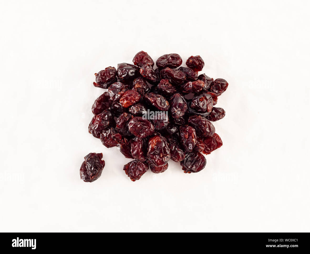Eine Gruppe von Gesüßten Cranberries auf weißem Hintergrund Stockfoto