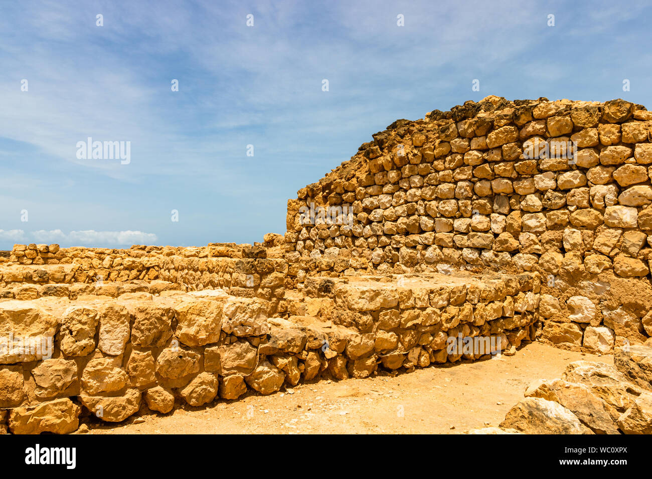 Schloss von Sumhuram in Maskat, Sultanat Oman. Steinmauern in der archäologischen Stätte in der Nähe von Salalah im Dhofar Region moderne Oman. Stockfoto