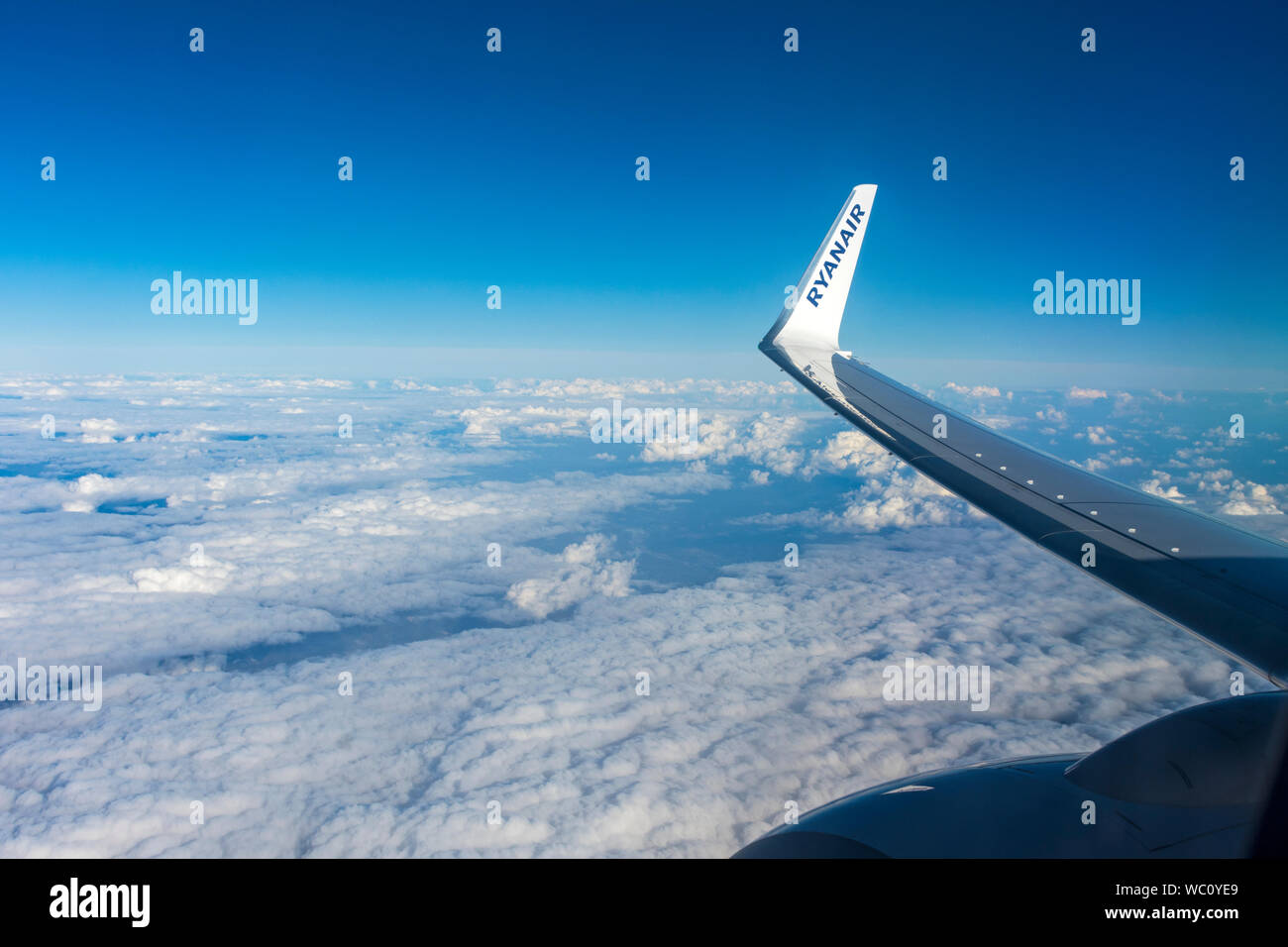 Blick aus dem Flugzeug Fenster mit dem Winglet mit Ryanair Logo. Über den Alpen, Europa. Stockfoto