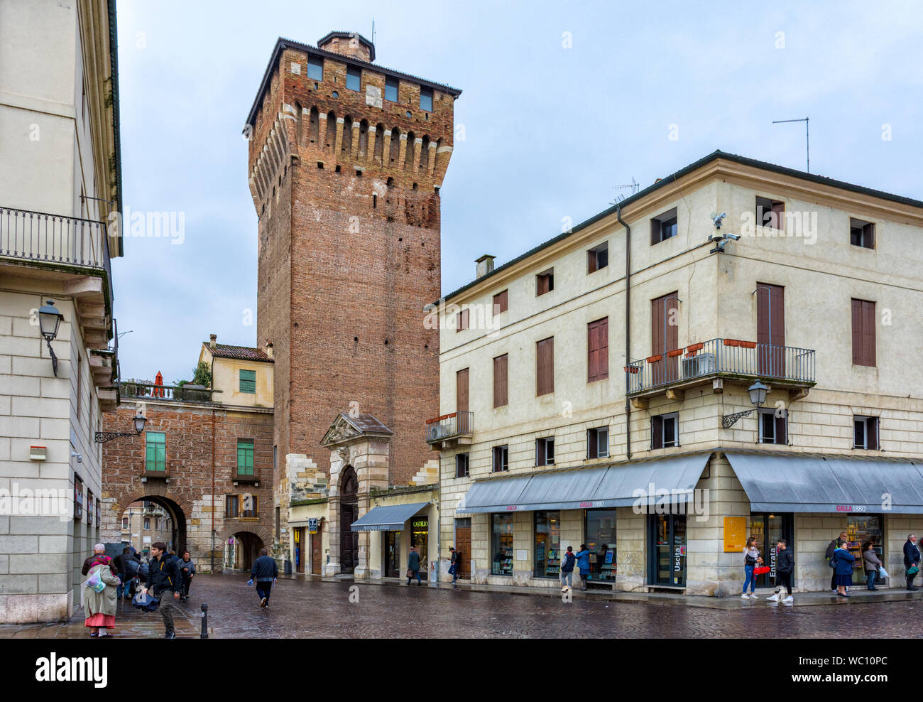 Die scaliger Turm an der Porta Castello, von der Piazza Costello, Vicenza, Venetien, Italien Stockfoto