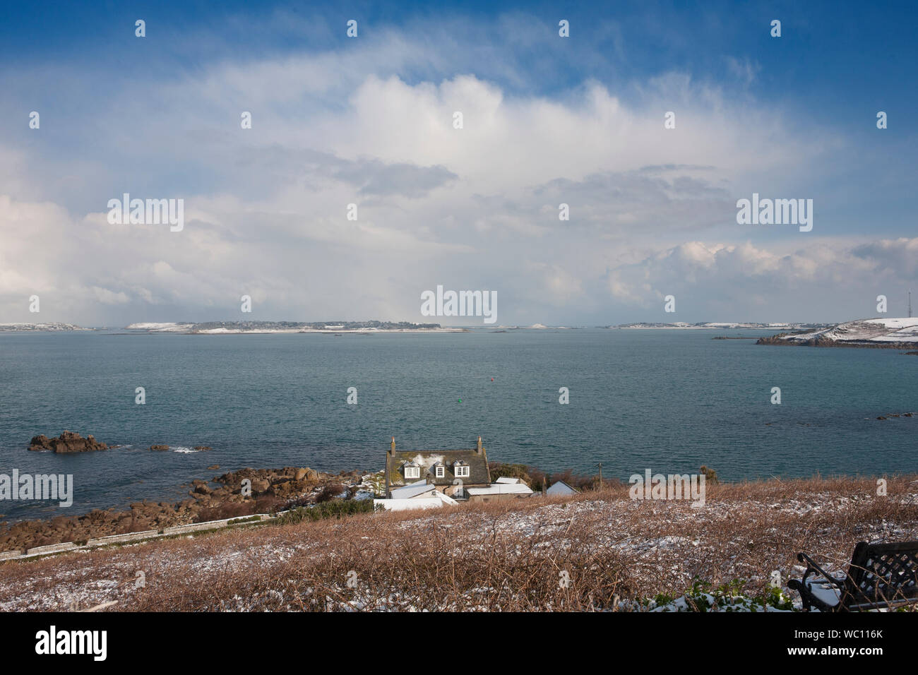 Ansicht West aus der Garnison, St. Mary's, Isles of Scilly, UK, über die Straße zu Tresco und St. Martin, nach einem seltenen Schnee Stockfoto