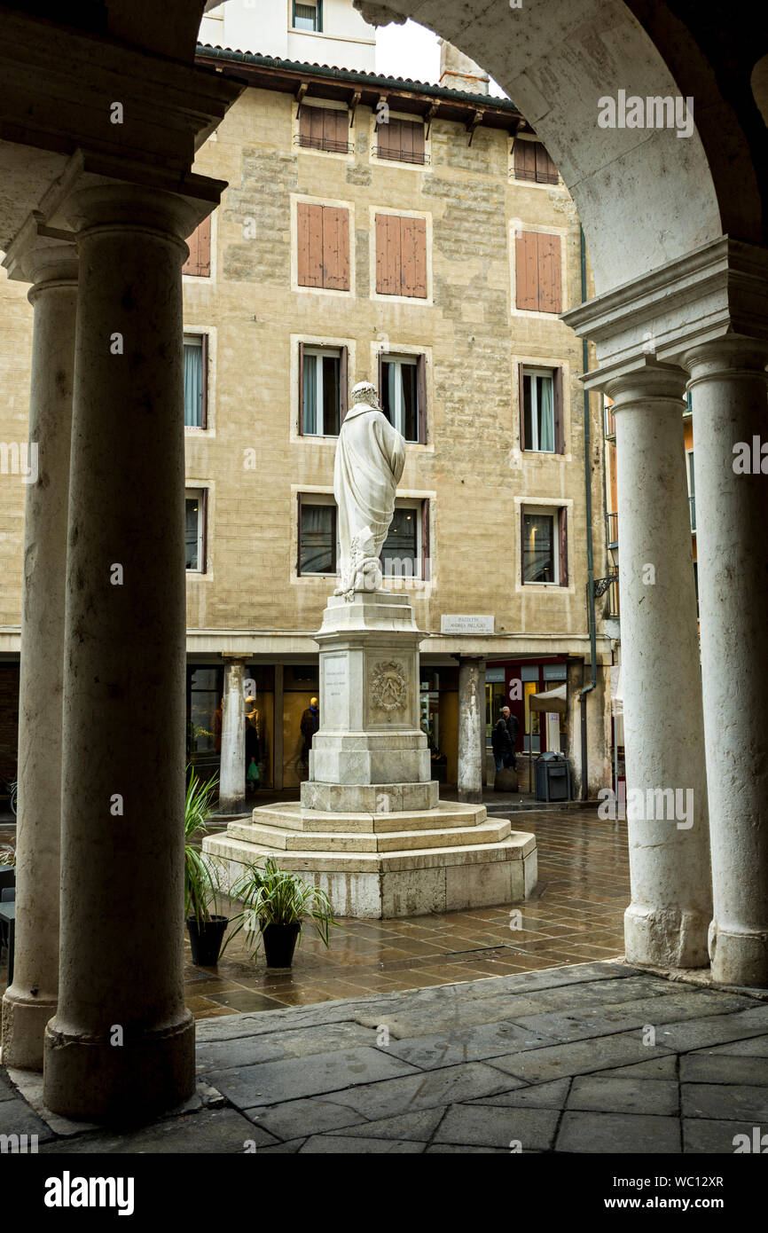 Statue von Andrea Palladio am Piazzetto Andrea Palladio, von den Arkaden der Basilika Palladiana, Vicenza, Venetien, Italien Stockfoto