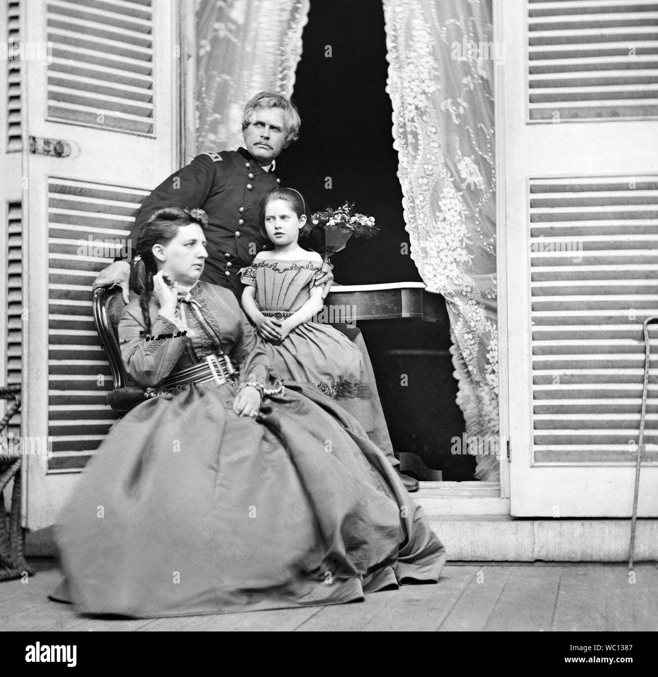 Gen. Edward O.C. Ord, Frau und Kind in der Residenz von Jefferson Davis, der Eingang ist in der Tabelle auf die der Verzicht von General Robert E. Lee unterzeichnet wurde, Richmond, Virginia, USA, April 1865 Stockfoto