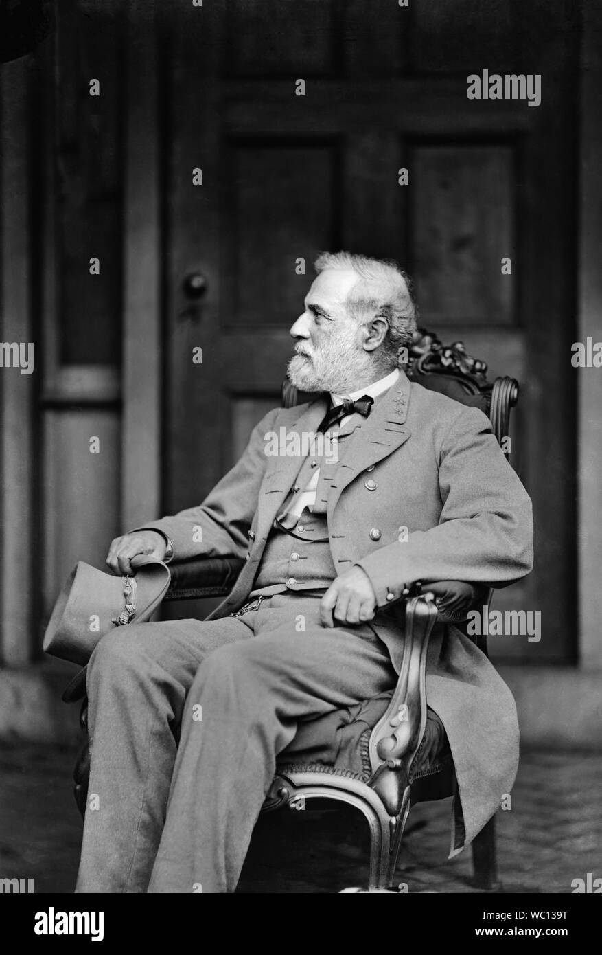 Robert E. Lee (1807-70), Amerikanischer und Confederate Soldier, Kommandeur der Confederate States Army während des Amerikanischen Bürgerkrieg 1862-65, in voller Länge Porträt in Uniform sitzt er an der Herausgabe, Veranda seines Hauses, Richmond, Virginia, Foto von Mathew B. Brady, 16. April 1865 hatten Stockfoto