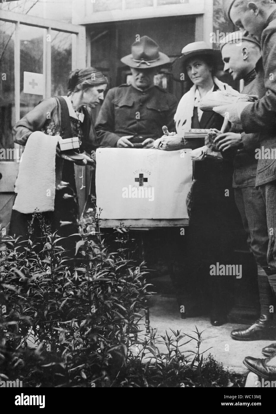 Amerikanische Armee Leutnant Robert E. Lee die Aufsicht über die Verpackung des Roten Kreuzes Care Paket von Frauen des Amerikanischen Roten Kreuzes Pflege Ausschuss, Newcastle, England, Großbritannien, Fotografie von American National Red Cross, November 1918 Stockfoto