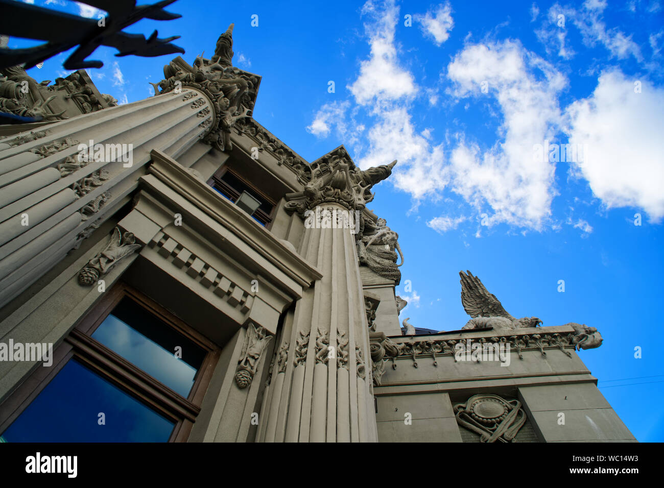 Kiew, Ukraine - Juli 6, 2018: Haus mit Chimären im Zentrum von Kiew. Jugendstilgebäude mit Skulpturen von mythischen Tieren. Die meisten ursprünglichen c Stockfoto