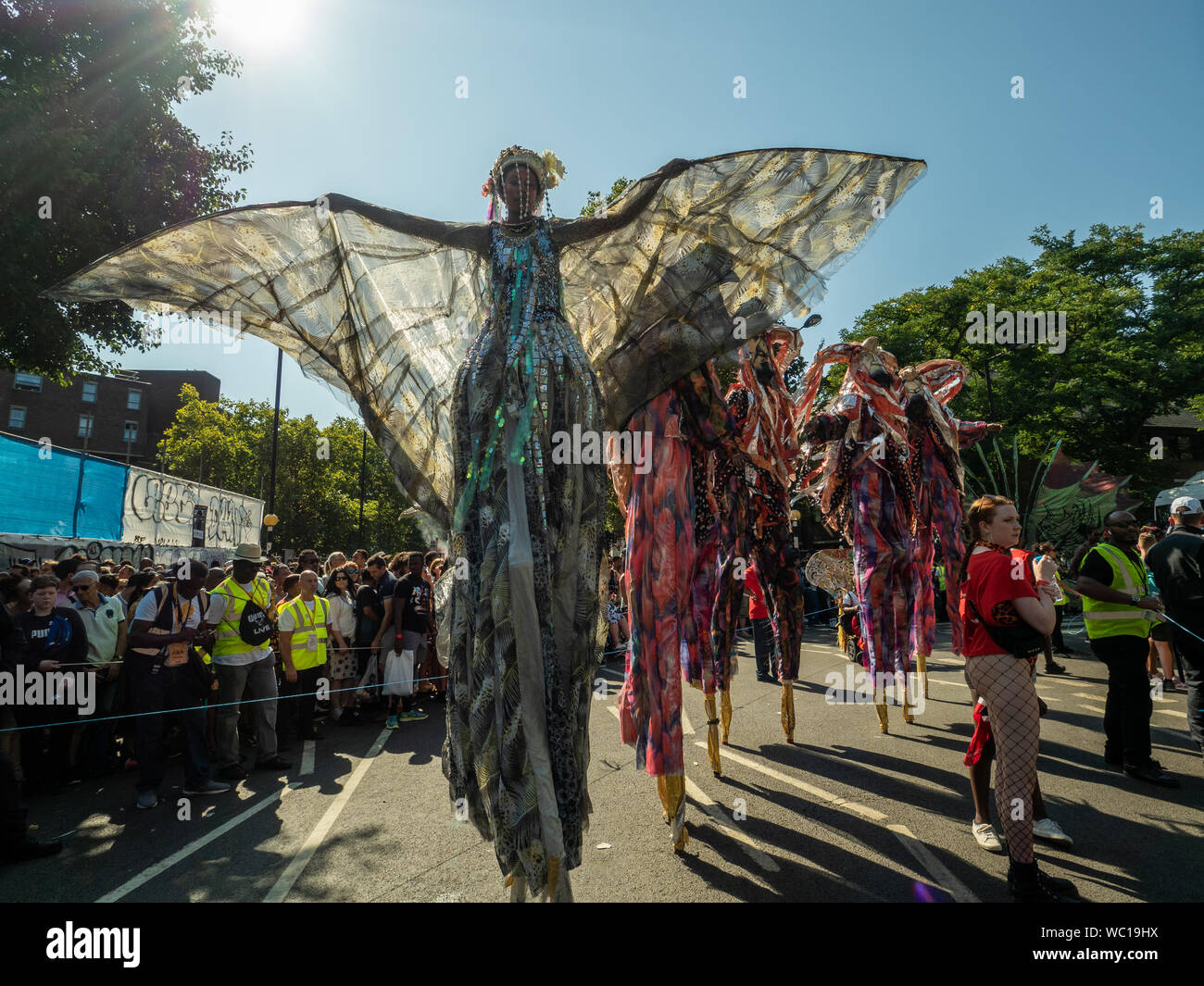 Darsteller auf Stelzen im Notting Hill Carnival London Stockfoto
