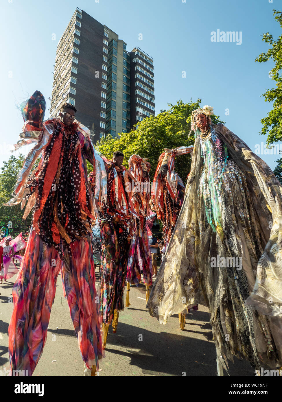 Darsteller auf Stelzen im Notting Hill Carnival London Stockfoto