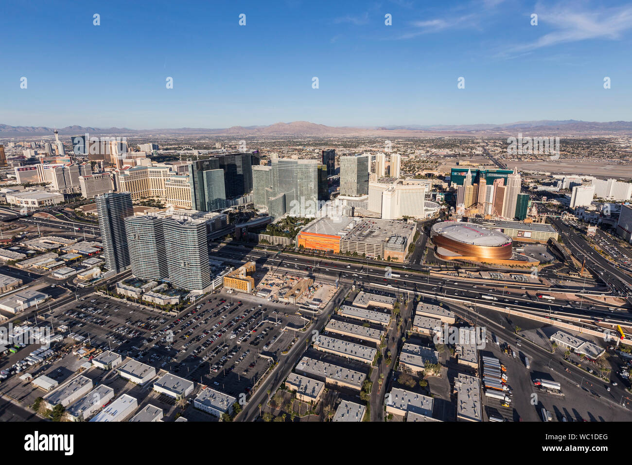 Luftaufnahme von Interstate 15, Aria, New York, New York und anderen Casino Resort Towers am 13. März in Las Vegas, Nevada, USA 2017. Stockfoto