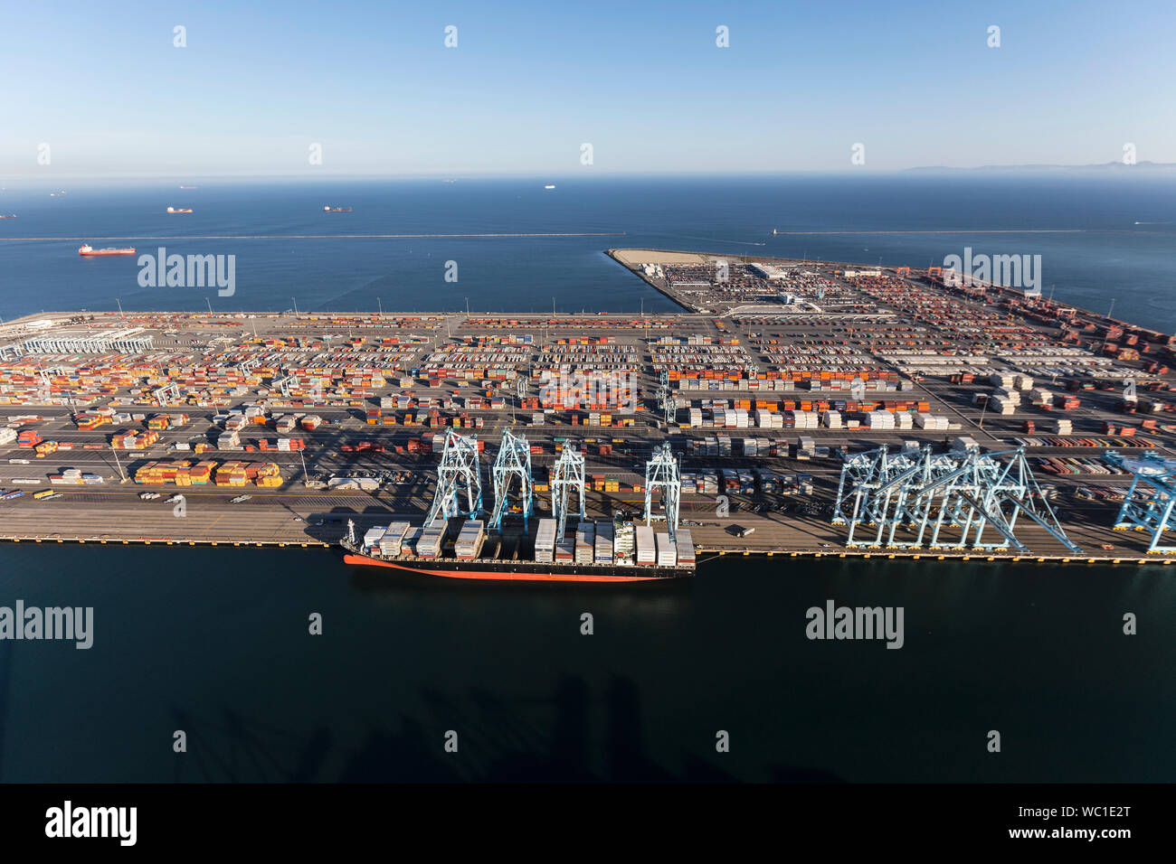 Los Angeles, Kalifornien, USA - 10. Juli 2017: Schiff Entladen von Containern auf den geschäftigen Hafen von Los Angeles. Stockfoto