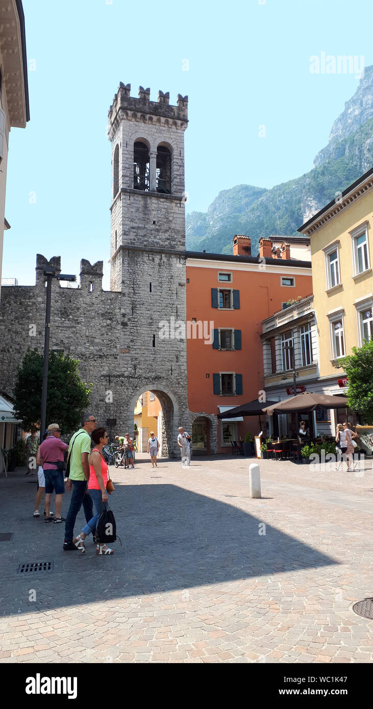 Riva del Garda ist einer der schönen kleinen Städten an diesem See in Norditalien. Gardasee ist eine beliebte Europäische touristische Stadt in der Nähe der Dolomiten Stockfoto