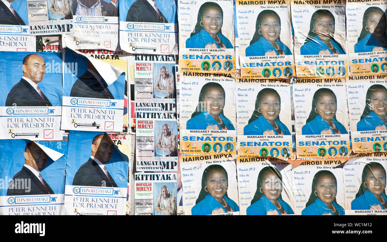 NAIROBI, Kenia - 18. FEBRUAR 2013: Eine Wand ist mit politischen Plakate für die nationale Wahl in Kenia. Stockfoto