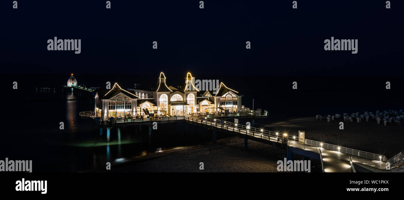 Die berühmte Selliner Seebruecke nach Sonnenuntergang Stockfoto