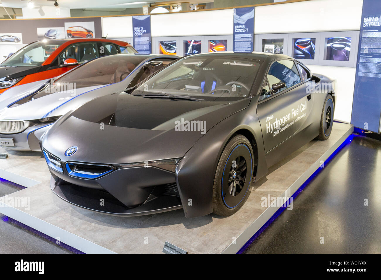 Ein BMW i8 Brennstoffzellen-Prototyp (für kyfall der James Bond Film im Jahr 2012), das auf dem Display im BMW Museum, München, Bayern, Deutschland. Stockfoto